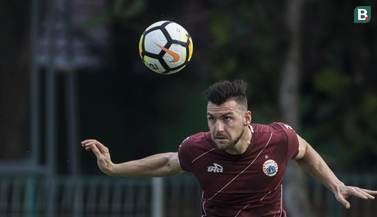 Pemain Persija Jakarta, Marko Simic, menyundul bola saat latihan di Lapangan ABC, Jakarta, Jumat (30/3/2018). Latihan ini persiapan jelang laga Liga 1 melawan Arema FC. (Bola.com/Vitalis Yogi Trisna)