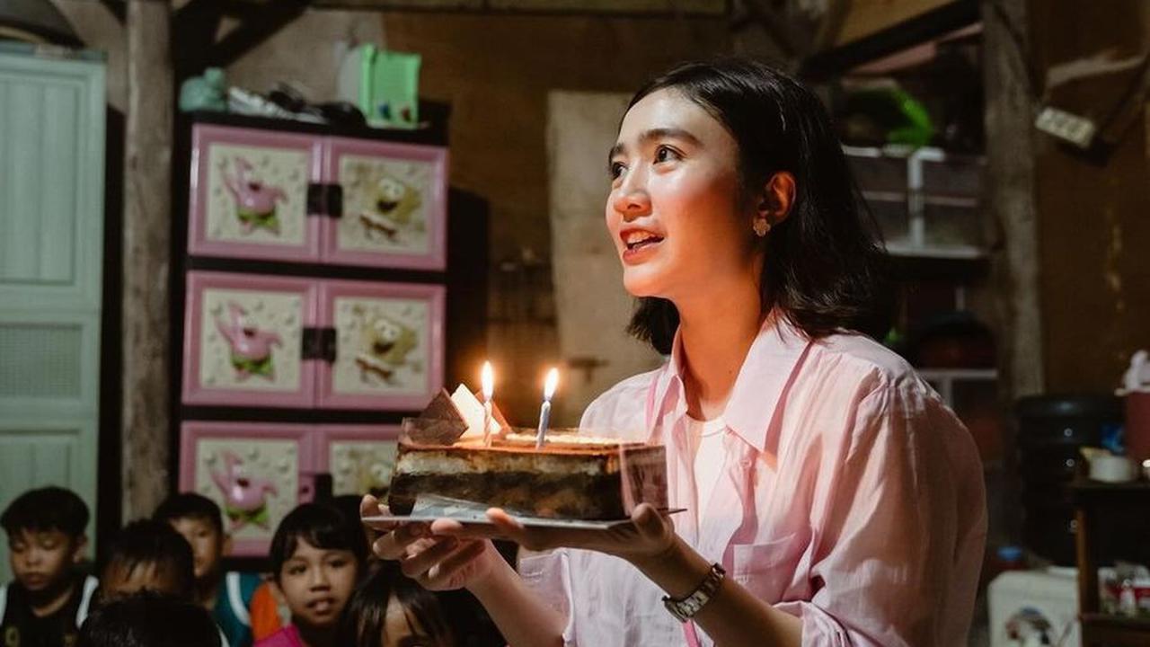 Febby memanfaatkan momen tiup lilin ulang tahunnya dengan berbagi kebahagiaan bersama anak-anak di kampung pemulung.<br>