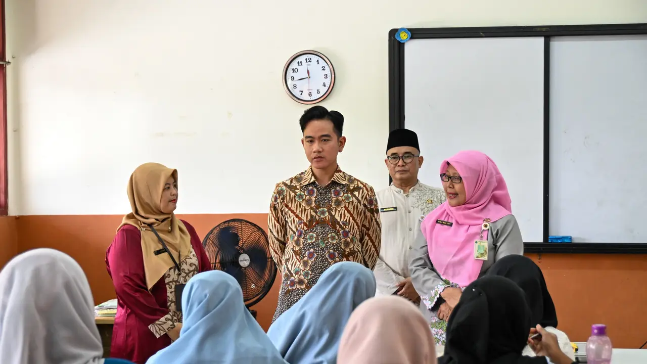 Kunjungi SMKN 48 Jakarta, Gibran Ingatkan Standar Gizi MBG Harus Seimbang