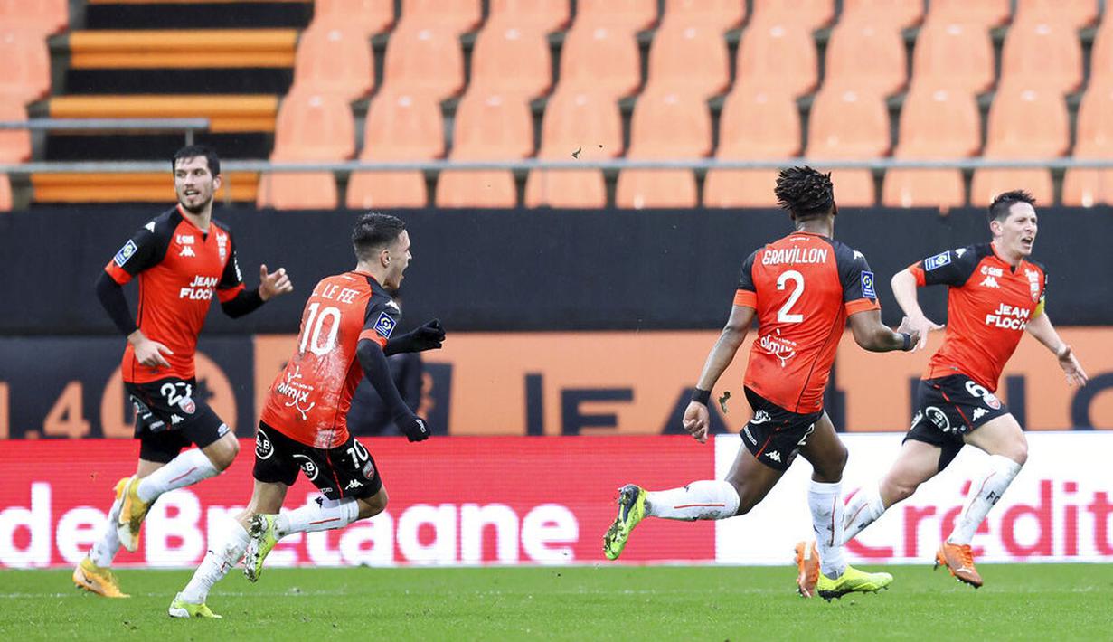 Pemain Lorient, Abergel, melakukan selebrasi usai mencetak gol ke gawang Paris Saint-Germain (PSG) pada laga Liga Prancis di Stadion Moustoir, Minggu (31/1/2021). PSG takluk dengan skor 3-2. (AP/David Vincent)