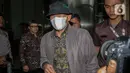 Anggota VI Badan Pemeriksa Keuangan (BPK), Pius Lustrilanang saat meninggalkan gedung Merah Putih Komisi Pemberantasan Korupsi (KPK), Jakarta, Jumat (1/12/2023). (Liputan6.com/Angga Yuniar)