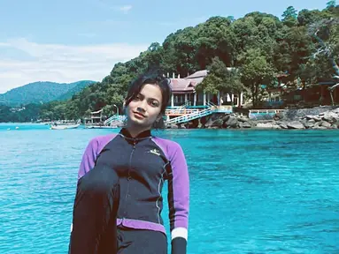 Bagi pecinta snorkling, melihat keindahan bawah air tentu menjadi kebahagiaan tersendiri. Seperti yang dilakukan oleh Ratu Sofya saat liburan ke Pulau Rubiah yangt terletak di Sabang, Aceh. Tampil lengkap dengan busana menyelap, ia pun membagikan potret keindahan alam yang berada di ujung Indonesia. (Liputan6.com/IG/@ratusfy_)