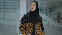 7 Model Baju Batik Hijab Kekinian Chaca Frederica, Inspirasi Gaya Modis Wanita 35 Tahun