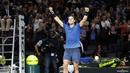 Petenis Spanyol, Rafael Nadal berselebrasi seusai mengalahkan petenis Korea Selatan, Hyeon Chung pada babak kedua Paris Masters di Paris, Rabu (1/11). Nadal sukses mengunci peringkat satu dunia pada akhir tahun 2017. (CHRISTOPHE ARCHAMBAULT / AFP)