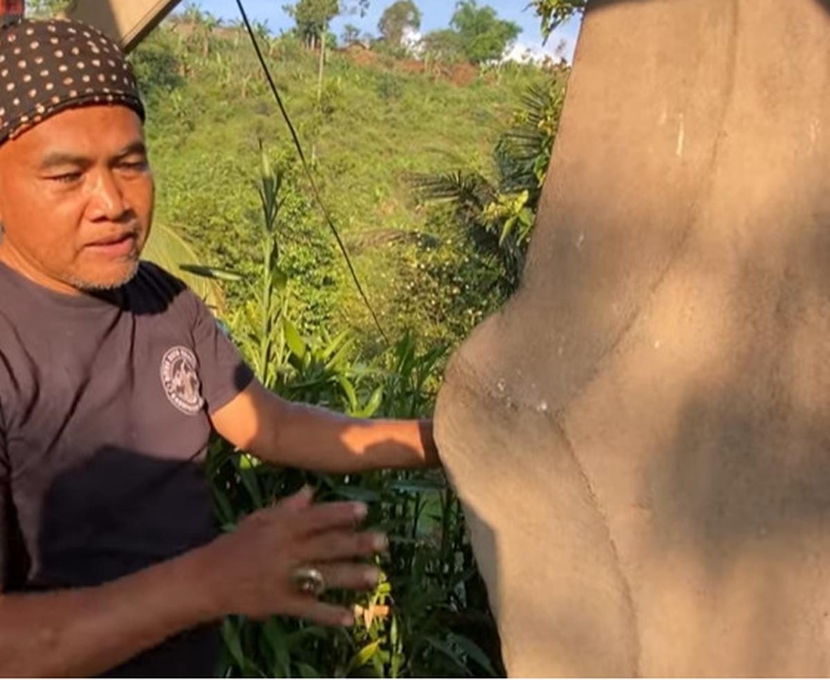 Situs Batu Kujang Raksasa