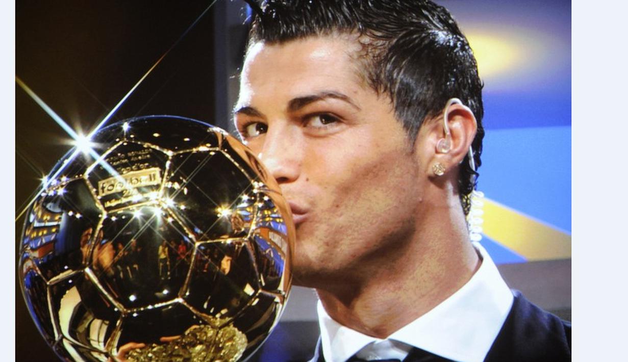 Cristiano Ronaldo mencium trofi Ballon d'Or" sebagai pemain terbaik Eropa, 7 Desember 2008. Ronaldo menjadi pemain MU pertama setelah George Best di tahun 1968. (AFP/Franck Fife)