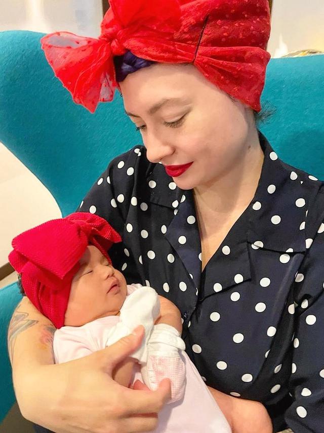 6 Potret Derby Romero dan Claudia Adinda yang Kompak Asuh Buah Hati