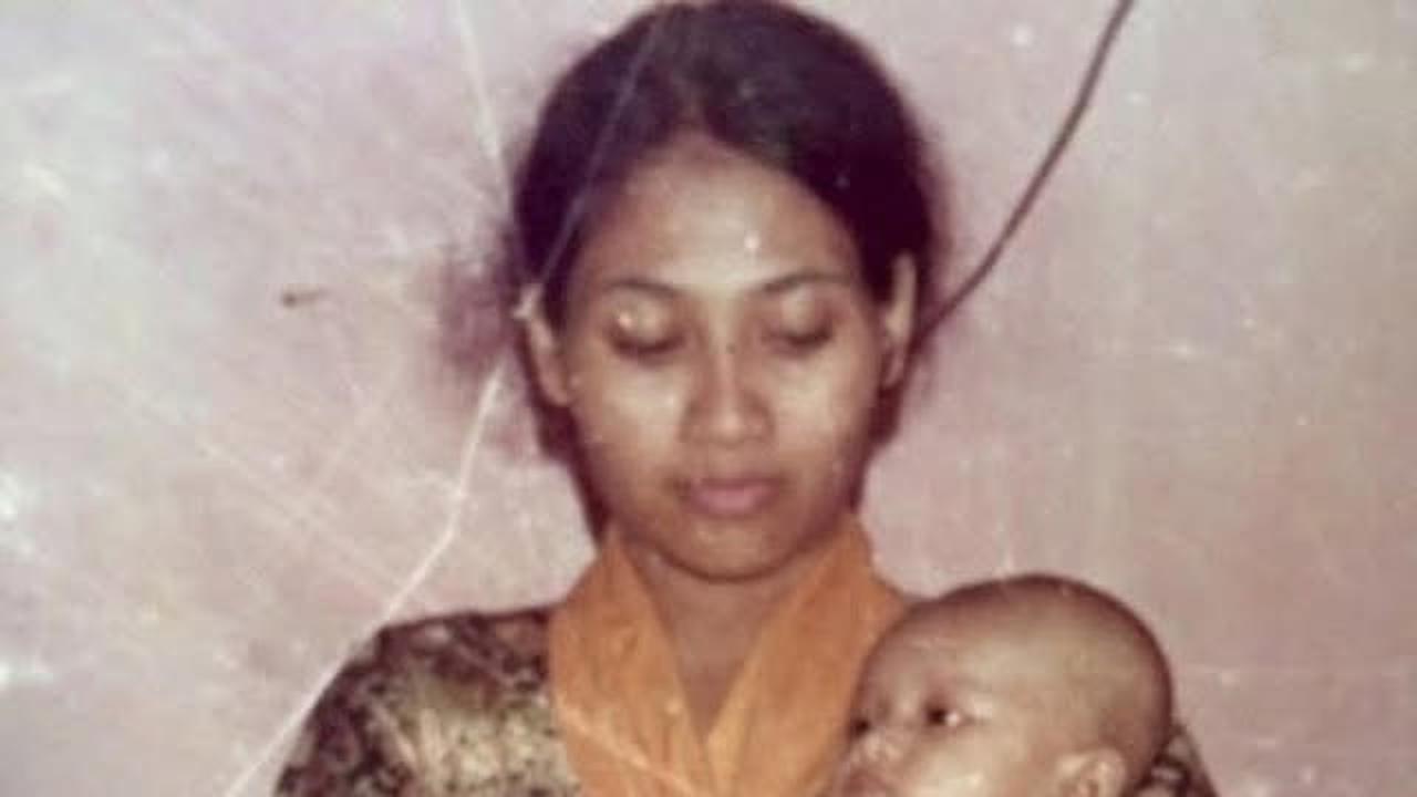 7 Potret Lawas Anggun C Sasmi bak Pinang Dibelah Dua dengan Sang Ibu, Versi Gendong Kirana Sang Anak Mirip Banget