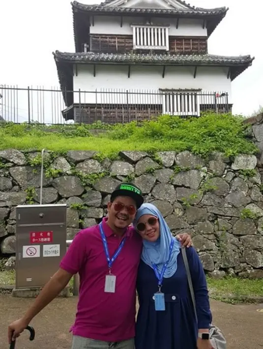 Senang dengan berita kehamilan anak ke-3, nampaknya belum ada persiapan yang begitu heboh yang dilakukan Indra Bekti dan Aldila Jelita lantaran usia kehamilan Dhila saat ini baru menginjak 7 minggu. (Instagram/bekti_dhila)