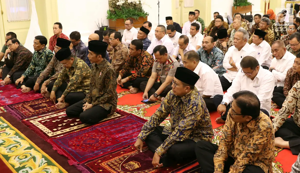 Presiden Joko Widodo didampingi Wakil Presiden Jusuf Kalla bersama dengan Menteri Kabinet Kerja dan Kepala Lembaga Tinggi Negara mendengarkan kultum atau ceramah oleh Ketua MUI Maruf Amin di Istana Bogor, Senin (29/5). (Liputan6.com/Angga Yuniar)