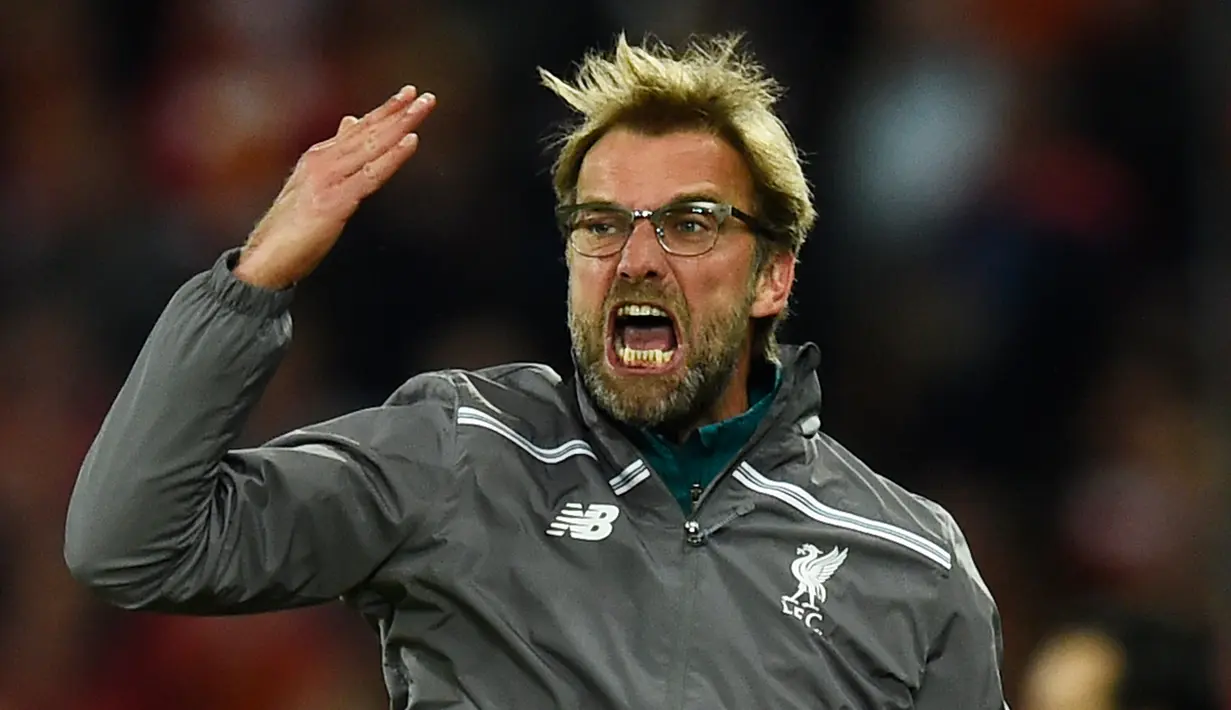 Ekspresi Jurgen Klopp saat mengintruksikan para pemainnya saat melawan Sevilla pada final liga Europa di Basel, Swiss (19/5). Liverpool kalah dari Sevilla dengan skor memalukan 3-1. (REUTERS /Dylan Martinez)
