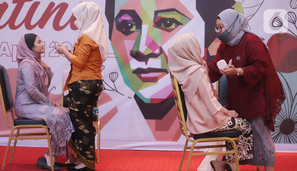 <p>Karyawan perempuan PPK Kemayoran mengikuti lomba merias wajah aat peringatan Hari Kartini di Jakarta, Kamis (21/04/2022). Peringatan hari Kartini tersebut mengangkat tema, Kartini milenial yang tangguh, mandiri dan kreatif. (Liputan6.com/Fery Pradolo)</p>