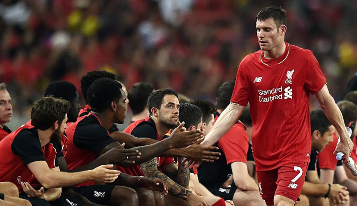 Penjualan jersey dari Liverpool berada pada posisi keenam dengan angka 810.000 per tahun. Jersey bernama Daniel Sturridge menjadi salah satu yang terlaris. (AFP Photo/Manan Vatsyayana)