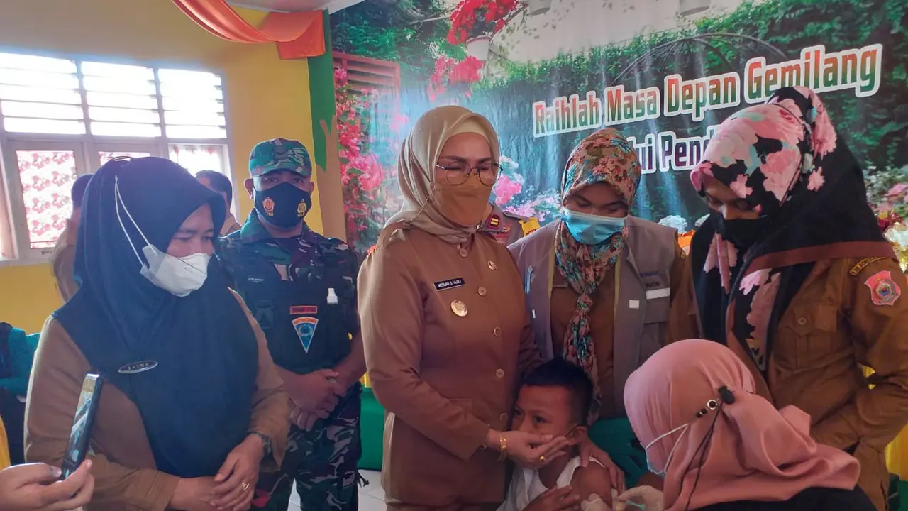 Wakil Bupati Bone Bolango (Bonebol) saat mendampingi siswa yang divaksinasi (Arfandi/Liputan6.com)