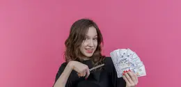 Menyisihkan Uang Bukan Berarti Tidak Menikmati Hidup. (Foto/Dok: Magnific)