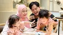 Rupanya anniversary pernikahan Anisa dan Anandito bertepatan dengan ulang tahun Anandito Dwis yang ke 33 tahun. Begini perayaan anniversary Anisa dan Anandito bareng buah hatinya. Saking lucunya bentuk kuenya, anak-anak Anisa juga gemas sendiri. Enam tahun bersama jauh dari gosip, aura bahagia terpancar jelas di wajah pasangan yang terpaut usia 1 tahun. (Liputan6.com/IG/@anisarahma_12)