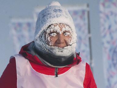 Seorang pelari ikut serta dalam maraton terdingin di dunia internasional pada suhu minus 53 derajat (-63,4 Fahrenheit) di dekat Oymyakon, republik Sakha, juga dikenal sebagai Yakutia, Timur Jauh Rusia, Sabtu, 22 Januari 2022. (AP/Ivan Nikiforov)