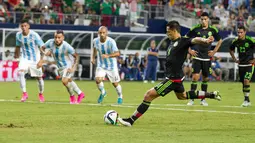 Javier Chicharito Hernández membuka gol pertama Meksiko melalui titik penalti saat laga uji coba melawan Argentina di AT&T Stadium, Texas, AS, Rabu (9/9/2015). Meski Meksiko sempat unggul, skor berakhir imbang, 2-2. (Reuters/Matthew Emmons)