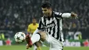 Penyerang Juventus, Alvaro Morata mengontrol bola saat bertanding melawan Borussia Dortmund pada leg pertama babak 16 besar Liga Champions  di stadion Juventus di Turin pada 24 Februari 2015. Morata pernah memperkuat Juventus dari tahun 2014 sampai 2016. (AFP/Olivier Morin)