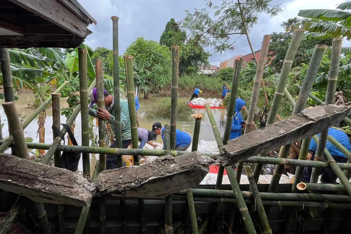 Pemasangan kisdam untuk mengantisipasi banjir susulan di sejumlah titik di Kota Tangerang.