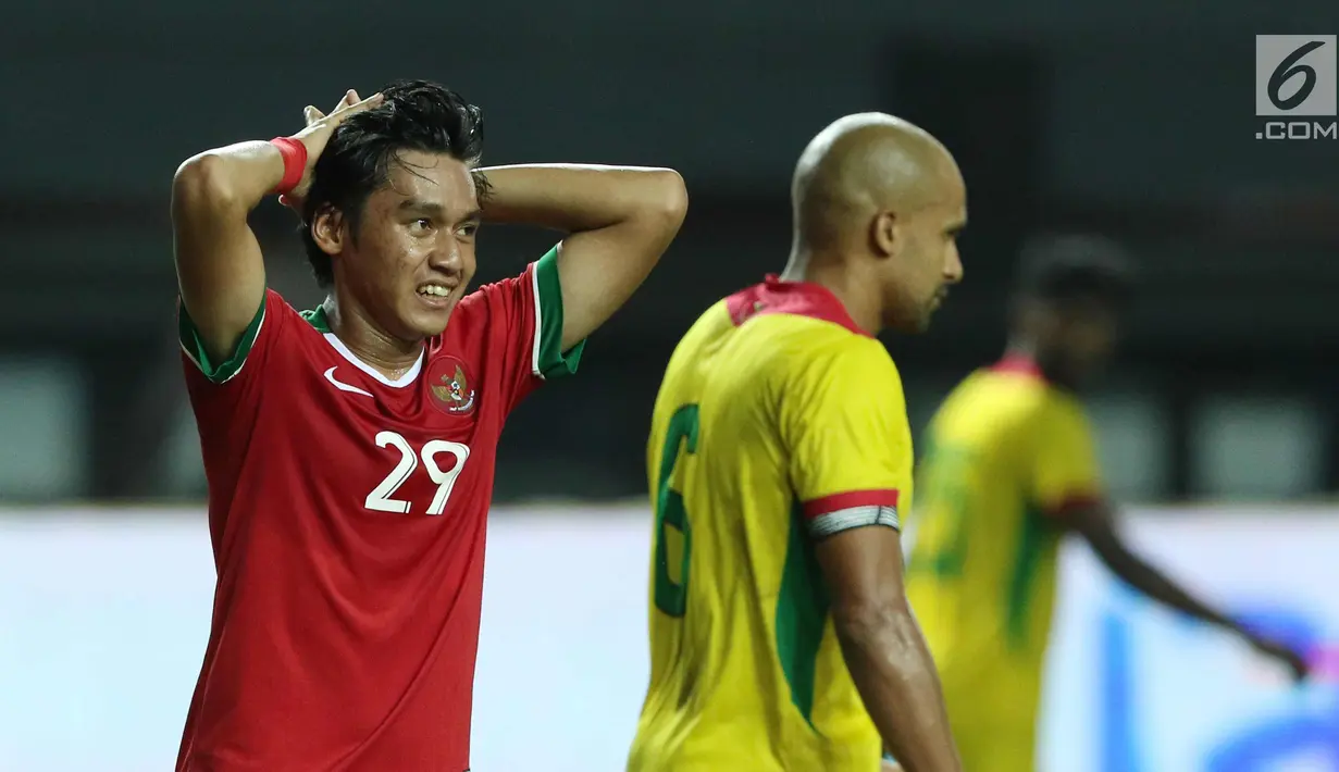 Pemain Timnas Indonesia, Septian David Maulana (kiri) meluapkan kekecewaan saat gagal mencetak gol ke gawang Guyana pada laga persahabatan di Stadion Patriot Candrabhaga, Bekasi, Sabtu (25/11). Indonesia unggul 2-1. (Liputan6.com/Helmi Fithriansyah)