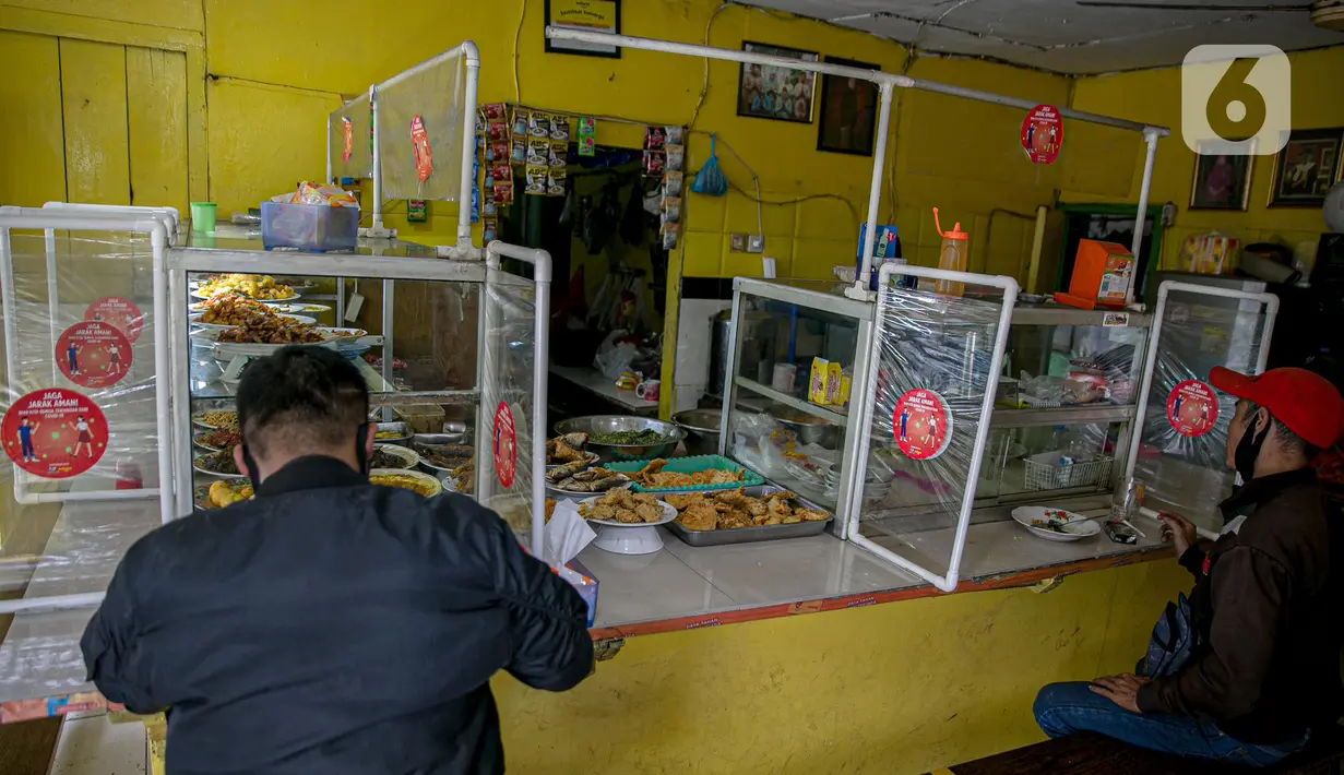Warga menyantap makanan di warteg kawasan Jakarta, Rabu (27/1/2021). Komunitas Warteg Nusantara (Kowantara) menyatakan, sekitar 50 persen atau 20.000 unit warteg di Jabodetabek akan gulung tikar tahun ini disebabkan tidak mampu membayar atau memperpanjang sewa tempat. (Liputan6.com/Faizal Fanani)