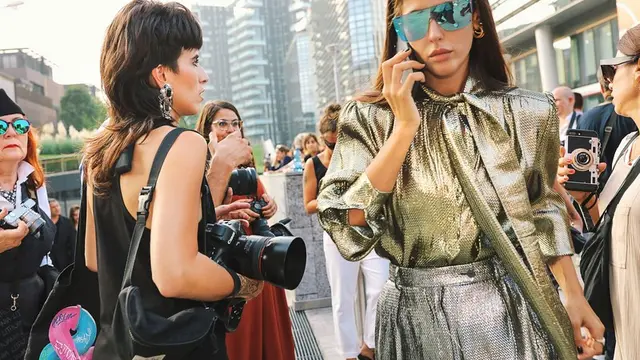 Trik Tampil Stylish dengan Warna Metalik