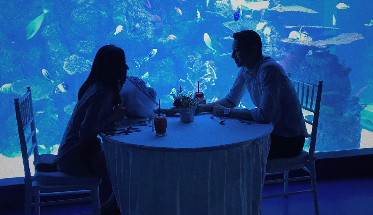 Selain itu, terlihat juga Mikha dan Wenas sedang melakukan makan berdua yang begtu romantis. Keduanya duduk saling berhadapan di meja bundar yang terletak di depan aquarium yang besar. (Instagram/miktambayong)