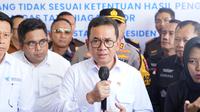 Menteri Perdagangan Budi Santoso saat memimpin ekspose produk keramik impor yang diduga tidak sesuai ketentuan di kompleks pergudangan Gundih, Bubutan, Surabaya, Jawa Timur.