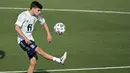 Penyerang Spanyol, Pedri mengontrol bola saat sesi latihan di Ciudad del Futbol di Las Rozas dekat Madrid (3/7/2021). Spanyol merengkuh tiket semifinal Euro 2020 usai menang 5-2 atas Swiss lewat babak penalti.  (AFP/Javier Soriano)