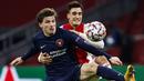 Striker FC Midtjylland, Anders Dreyer (kiri), berebut bola dengan bek Ajax, Nicolas Tagliafico dalam laga lanjutan Liga Champions 2020/21 Grup D melawan FC Midtjylland di Johan Cruijff Stadium, Amsterdam, Kamis (26/11/2020). FC Midtjylland kalah 1-3 dari Ajax. (AFP/Maurice Van Steen/ANP)
