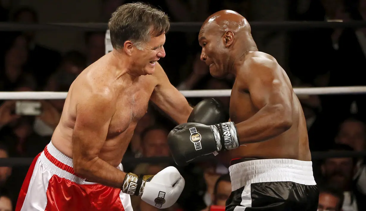 Mantan Capres Amerika Serikat, Mitt Romney melawan mantan juara dunia tinju kelas berat, Evander Holyfield di Salt Lake City, AS, Jumat (15/5/). Ini merupakan pertarungan amal guna menghimpun dana untuk lembaga Charity Vision. (REUTERS/Jim Urquhart)