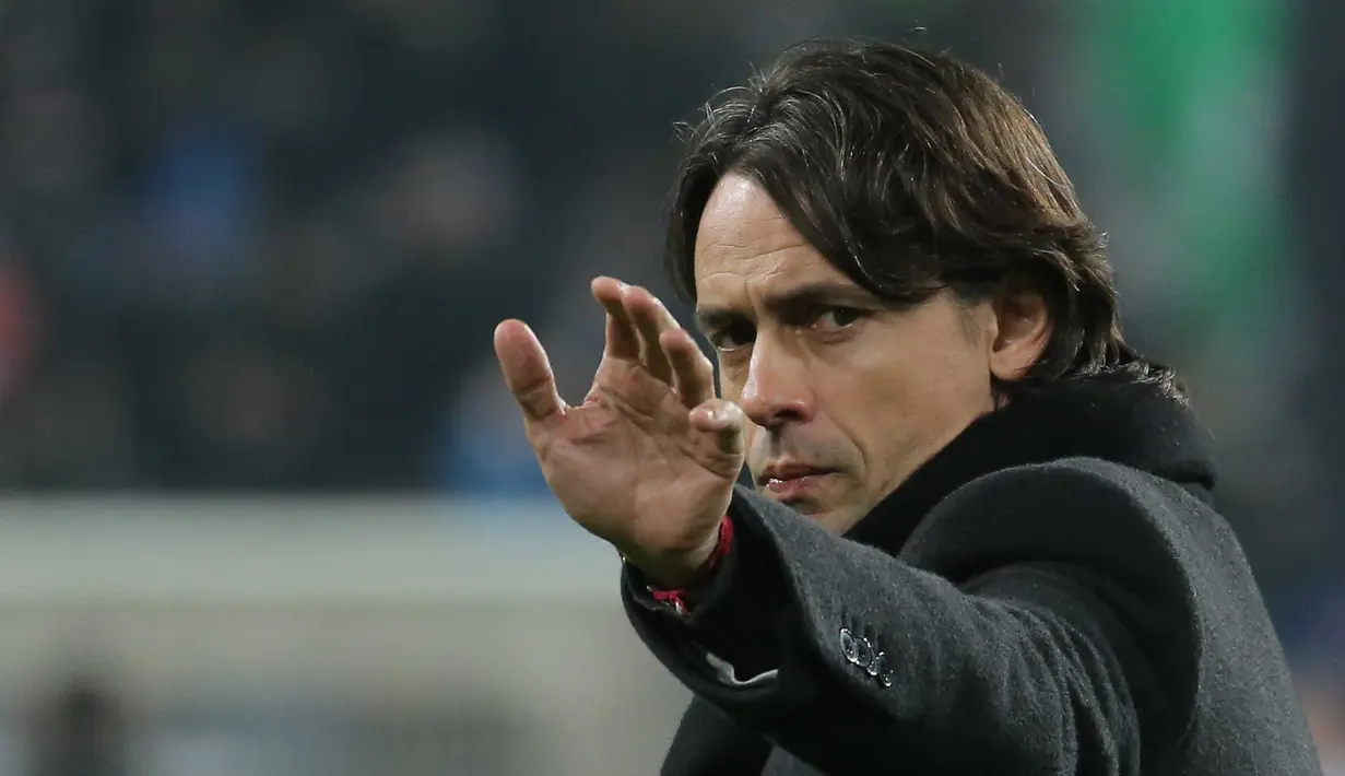 Filippo Inzaghi adalah pelatih muda Italia yang pernah melatih AC Milan, kini masih berada di Milan sebagai salah satu Direksi. (AFP Photo/Marco Bertorello)