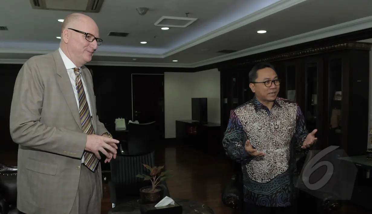 Ketua MPR RI Zulkifli Hasan (kanan) saat berbincang dengan Duta Besar Australia Paul Grigson di Ruang Kerja Ketua MPR, Jakarta, Kamis (26/3/2015). Kunjungan Dubes Australia dalam rangka perkenalan Duta Besar yang baru. (Liputan6.com/Andrian M Tunay)