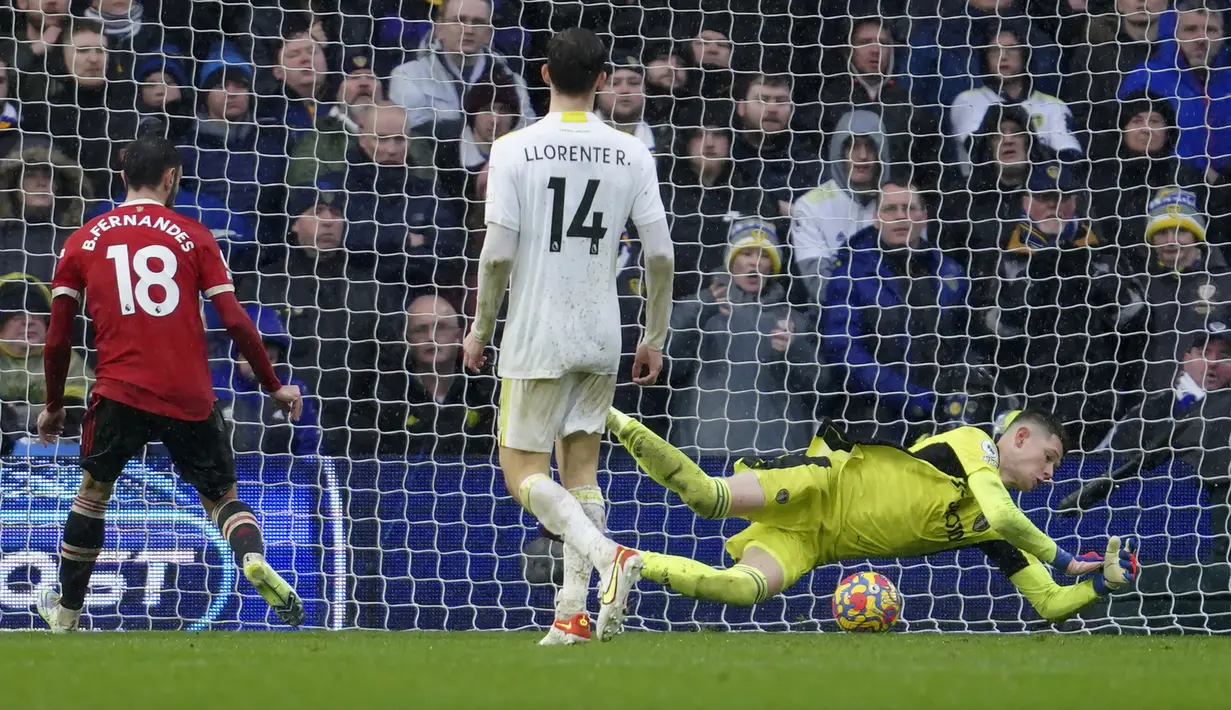 Di masa injury time babak pertama, MU menambah keunggulan menjadi 2-0. Gol dicetak lewat sundulan Bruno Fernandes usai menerima umpan lambung terukur yag dilepaskan Jadon Sancho. Skor 2-0 pun menutup babak pertama. (AP/Jon Super)