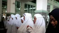 Jemaah calon haji Indonesia embarkasi Surabaya melakukan salat gaib. (jatim.kemenag.go.id)