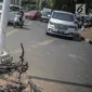 Bangkai sepeda motor usai dibakar massa aksi tergeletak di bawah jembatan layang Slipi, Jakarta, Kamis (26/9/2019). Aksi menolak revisi UU KPK, revisi UU KUHP dan sejumlah revisi UU lainnya berjalan anarkis di sekitar Gedung DPR pada Rabu 25 September 2019. (Liputan6.com/Faizal Fanani)