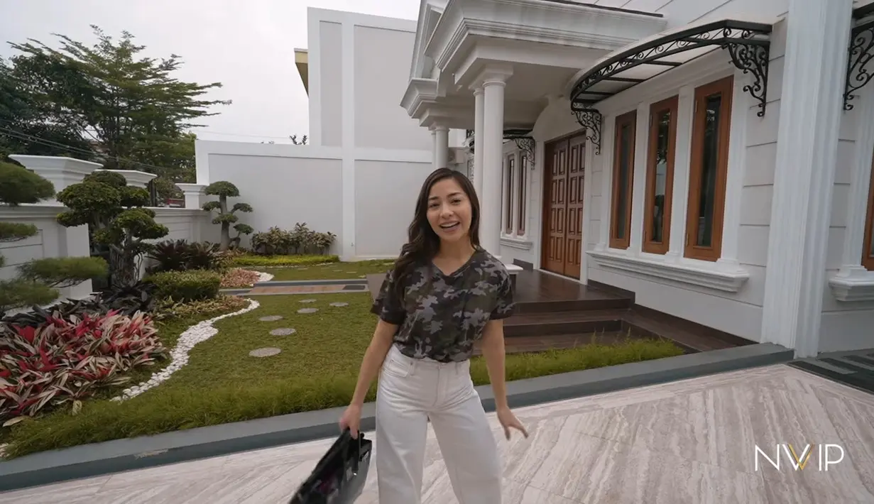 Baru-baru ini Nikita mampir ke rumah sang adik yang bergaya eropa yang klasik dan mewah. [YouTube/Nikita Willy Official]
