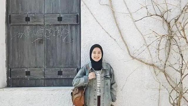 11 Inspirasi Padu Padan Jaket Jeans untuk Hijabers, dari Kesha Ratuliu-Nissa Sabyan