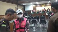 Terdakwa kasus dugaan tindak pidana korupsi proyek pembangunan Base Transceiver (BTS) 4G BAKTI Kominfo Galumbang Menak Simanjuntak dalam pembacaan nota pembelaan atau pleidoi di Pengadilan Tipikor Jakarta Pusat, Senin (6/11/2023). (Liputan6.com/Nanda Perdana Putra)