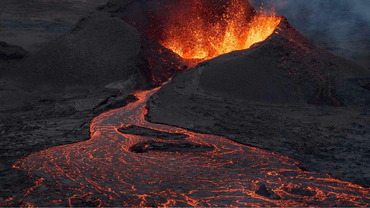 FOTO: Daya Tarik Mematikan, Wisatawan Berbondong Datangi Lokasi Letusan di Islandia