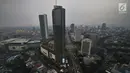 <p>Suasana gedung bertingkat yang terlihat samar karena kabut polusi di Jakarta, Selasa (9/7/2019). Berdasarkan data DLH DKI Jakarta penyebab polusi di Jakarta semakin buruk akibat emisi kendaraan bermotor yang mencapai 75 persen, ditambah pencemaran dari industri dan limbah. (Liputan6.com/Johan Tallo)</p>