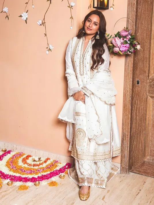Sonakshi Sinha tak kalah memesona dibalut sherwani berwarna beige saat rayakan Diwali tahun ini. [@aslisona]