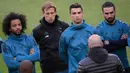 Para pemain mendengarkan arahan pelatih Real Madrid, Zinedine Zidane, saat sesi latihan jelang laga Liga Champions di Stadion Allianz, Turin, Senin (2/4/2018). Real Madrid akan berhadapan dengan Juventus. (AFP/Marco Bertorello)