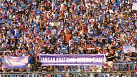 Aremania membentangkan spanduk agar Arema tidak kehilangan poin lagi ketika melawan PSS Sleman di Stadion Kanjuruhan, Kabupaten Malang, Selasa (24/9/2019). (Bola.com/Iwan Setiawan)