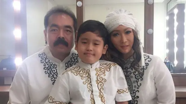 [Bintang] Inul Daratista dan keluarga