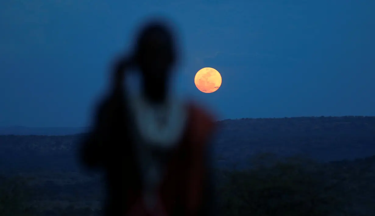 Seorang pria warga suku Maasai mengantre untuk menyaksikan fenomena supermoon di desa Oloika, Shompole, perbatasan Kenya-Tanzanian border, (14/11). (REUTERS/Thomas Mukoya)
