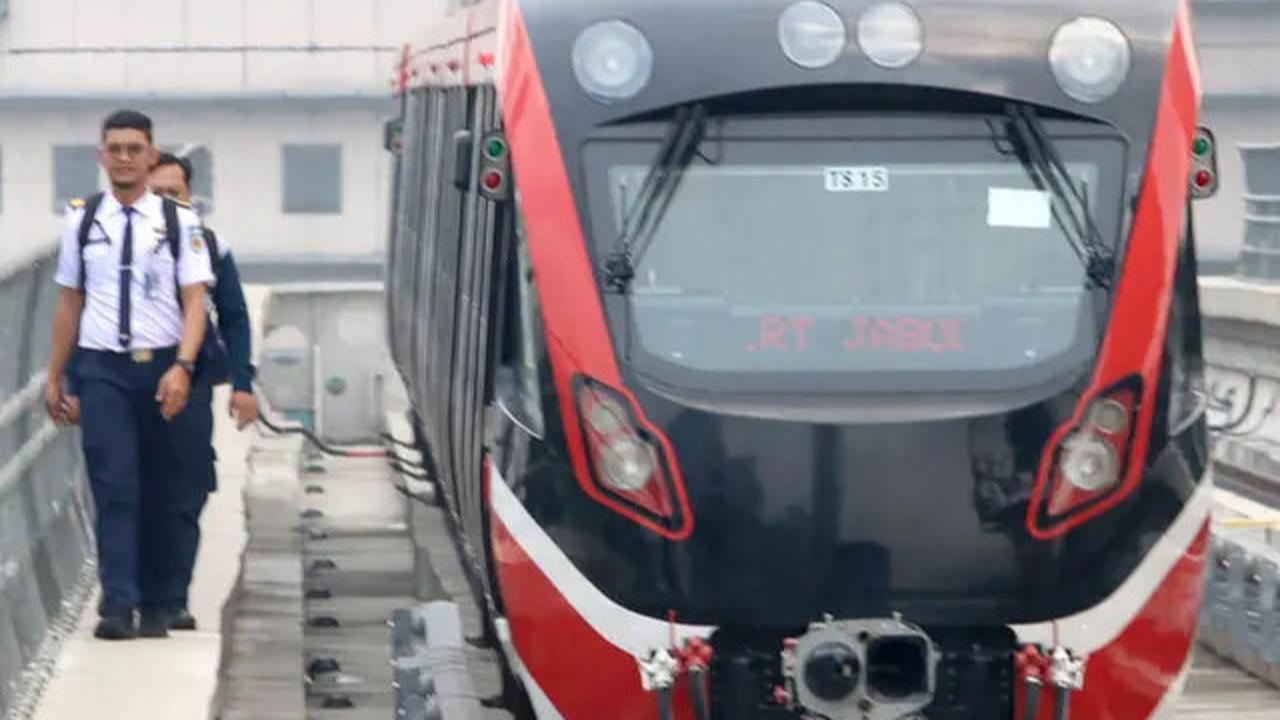 Direktorat Jenderal Perkeretaapian (DJKA) Kementerian Perhubungan (Kemenhub) menghentikan sementara uji coba operasional terbatas Light Rail Transit (LRT) Jabodebek pada 17-20 Juli 2023.