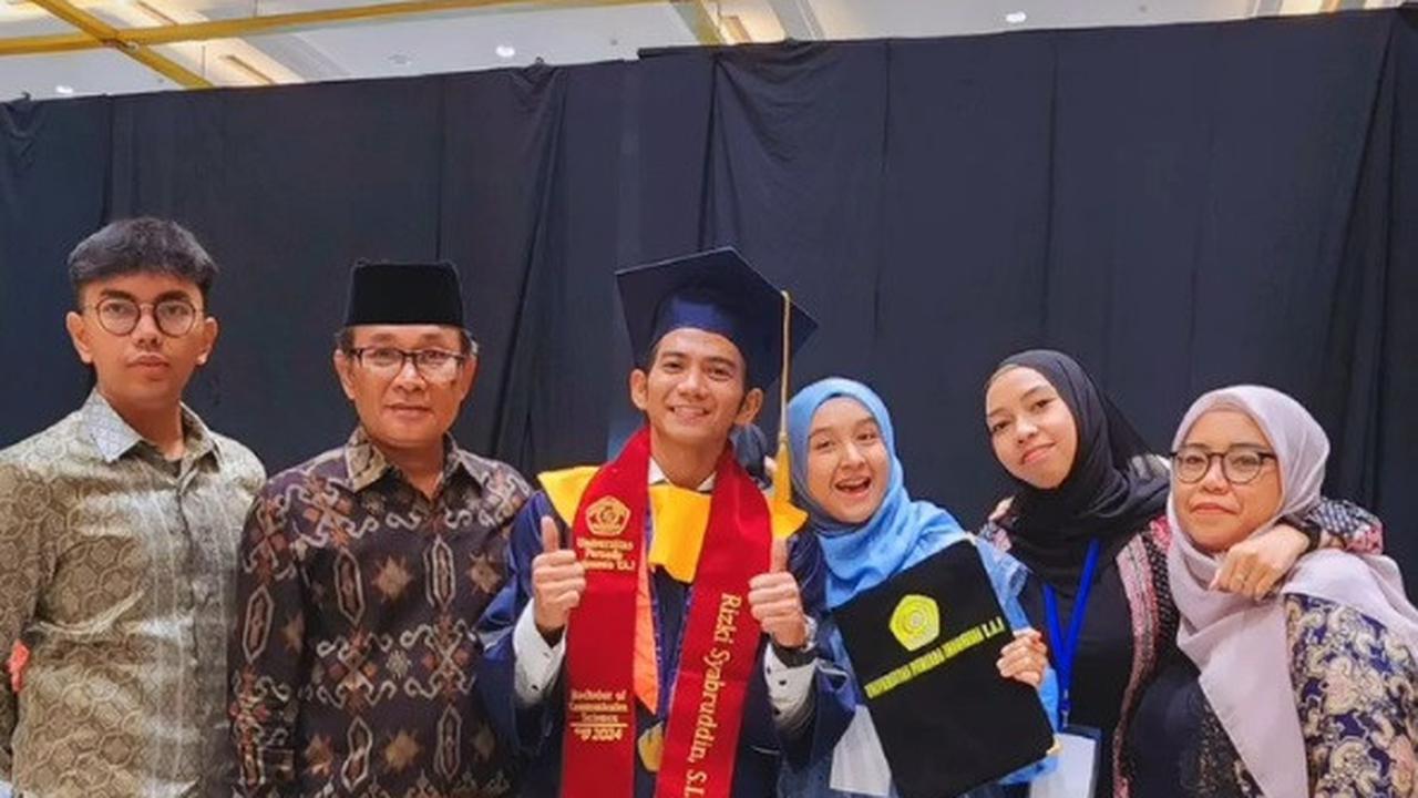 6 Momen Rizki DA Wisuda, Bahagia Didampingi Istri Cantiknya