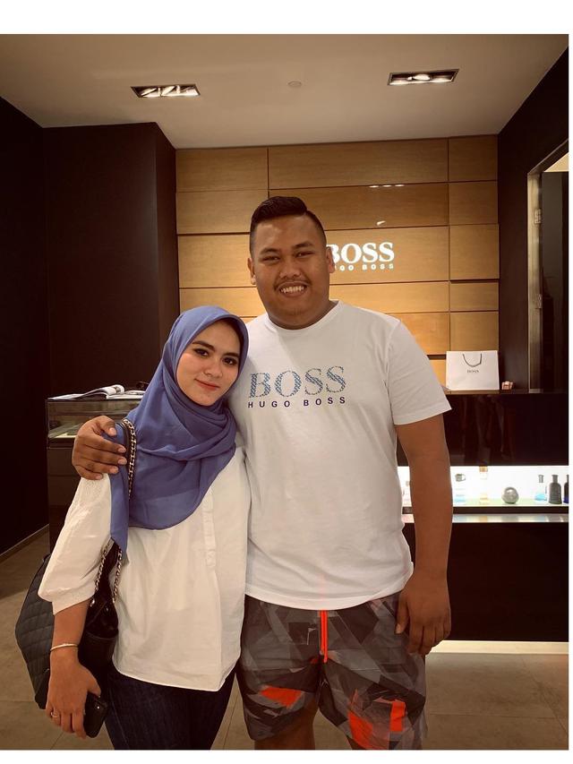 Momen Romantis Saat Selebgram Ajudan Pribadi Bersama Pacar Cantiknya